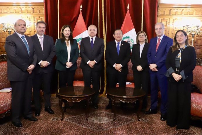 El presidente del Congreso recibió a los directivos de la SNMPE.