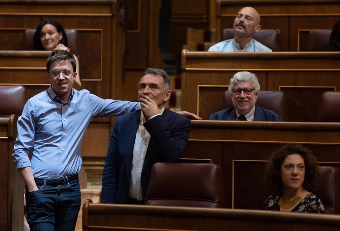 Archivo - El líder de Más País y portavoz de Sumar en el Congreso, Iñigo Errejón (1i), y el diputado de Sumar Enrique Santiago (2i), durante una sesión plenaria en el Congreso de los Diputados, a 4 de julio de 2024, en Madrid (España). 