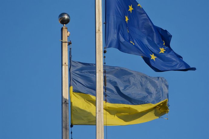Archivo - February 2, 2024, Kyiv, Ukraine: The national flag of Ukraine and the flag of the European Union flutter against the background of the sky in Kyiv. On February 1, 2024, the European Union, in the number of 27 countries, unanimously voted for an 