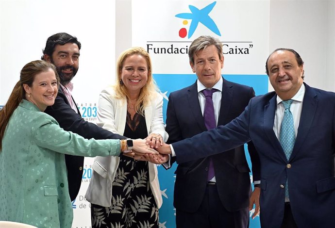 Representantes del Ayuntamiento de Jerez, la Fundación La Caixa y La Unión de Hermandades firman un convenio para aportar sillas a la Magna Mariana para personas con movilidad reducida.