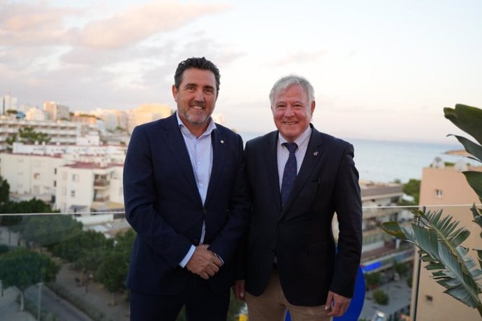 El conseller de Turismo del Consell de Mallorca, José Marcial Rodríguez (d), junto al alcalde de Calvià, Juan Antonio Amengual (i).