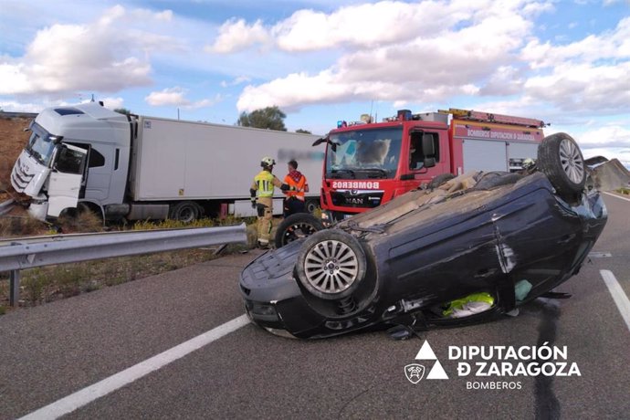 Un camión alcanza a un coche y a la grúa que lo auxiliaba causando la muerte de un hombre.