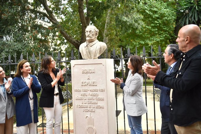 La delegada del Gobierno andaluz en Málaga, Patricia Navarro, visita el Conservatorio Profesional de Música de Ronda y descubre un busto de Espinel.