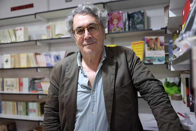 Archivo - El escritor Andrés Trapiello firma en la 82ª Feria del Libro de Madrid, en el Parque del Retiro, a 2 de junio de 2023, en Madrid (España). La Feria del Libro se celebra anualmente con el fin de promover el libro, la lectura y la actividad de las