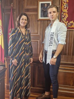 La alcaldesa de Teruel, Emma Buj, con David Marqués, Mister RNB Teruel.