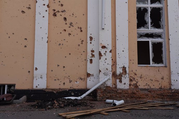 Archivo - August 23, 2024, Sudzha, Ukraine: Damaged facade of a building is seen in Sudzha. Ukraine conducts an incursion in Russia's Kursk region and have seized territory, including occupying Sudzha and captured Russian soldiers as prisoner of war. Ukra