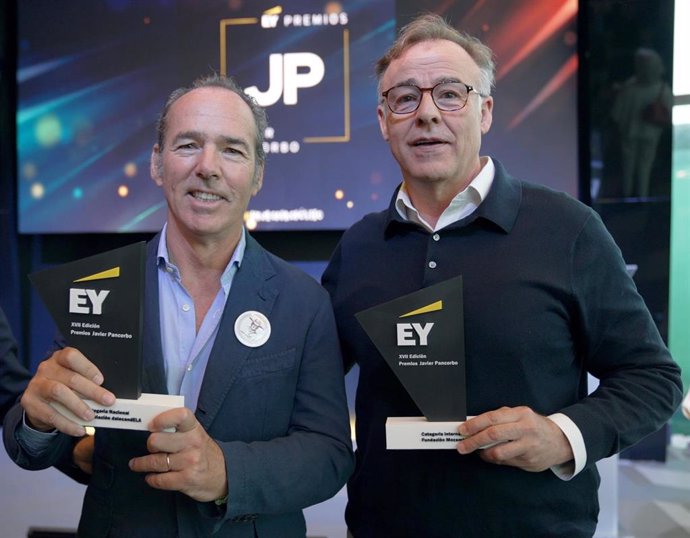 Ganadores de la XVII edición de los premios Javier Pancorbo de EY. En la derecha de José Manuel Hoyos, presidente de la fundación Mozambique Sur y, a la izquierda, Jaime Lafita, presidente de la Asociación dalecandELA