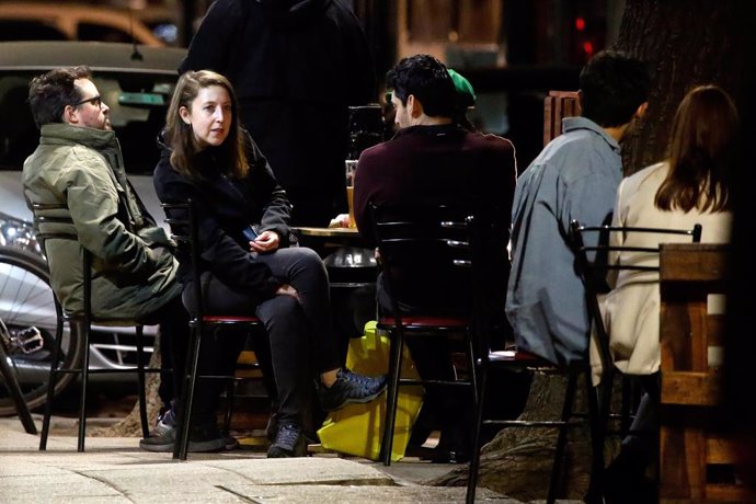 Santiago, 1 octubre 2021.  Segunda noche en Santiago sin toque de queda. Luego de mas de un año y medio hoy la capital y todo el país pasara su primera noche sin la medida.  Jonnathan Oyarzun/Aton Chile