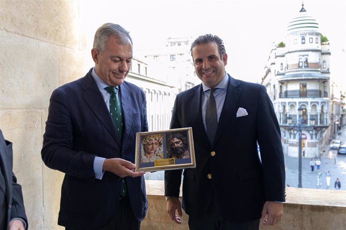 El alcalde de Sevilla, José Luis Sanz (i), junto al hermano mayor de La Sed, Santos Alonso de la Florida.