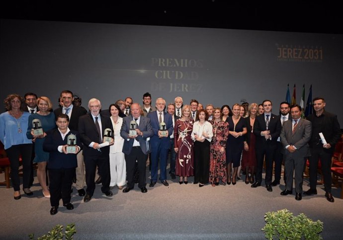 Foto de familia de los premiados junto a las autoridades encabezadas por la alcaldesa de Jerez, María José García-Pelayo.