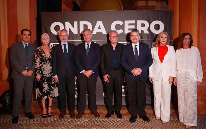 De izda a dcha, los consejeros Nieto y Del Pozo, el director general de Atresmedia Radio, Ramón Osorio, el alcalde José Luis Sanz, el director territorial de Onda Cero, Manuel Prieto, y los consejeros Sanz, España y Díaz.