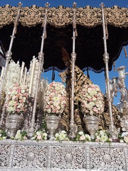 La Esperanza de la Yedra de Jerez en su paso de palio una mañana de Viernes Santo.