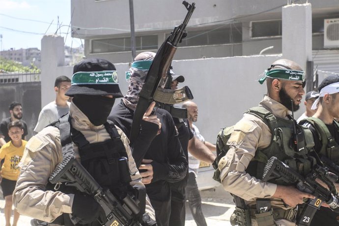 Archivo - July 3, 2024, Tulkarm, West Bank, Palestine: Palestinian gunmen from the Izz al-Din al-Qassam Brigades, affiliated with the Islamic Resistance Movement Hamas, seen during the funeral of four Palestinians who were martyred during the air strike. 