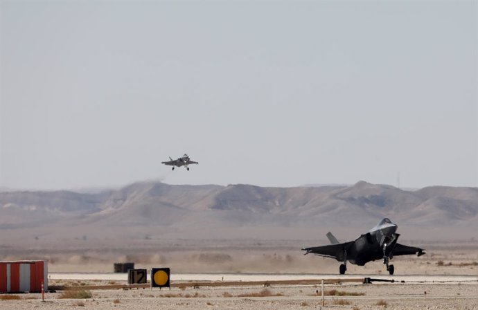 Archivo - (211025) -- EILAT, Oct. 25, 2021 (Xinhua) -- Fighter jets are seen during the international "Blue Flag" air combat exercise at the Ovda Air Force Base near south Israeli city of Eilat, Oct. 24, 2021. Air forces of eight countries began the inter