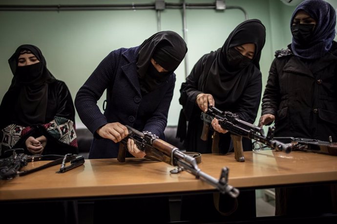 Archivo - 17 November 2022, Afghanistan, Kabul: Afghan Women are trained to use machine guns as part of their training as police officers. Since taking power in August 2021, the militant Islamist movement of Taliban have been massively restricting women's