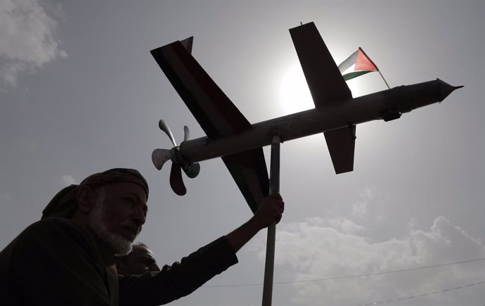 Archivo - Simpatizante de los hutíes con una réplica de un dron con una bandera palestina en una manifestación contra EEUU e Israel en Saná (Yemen)