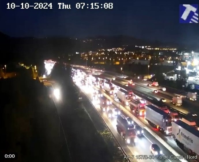 Retenciones en Cerdanyola del Vallès (Barcelona) por el incendio de un camión