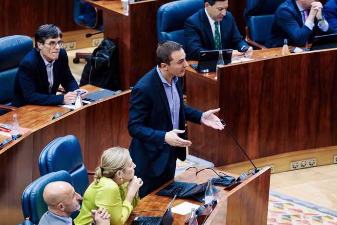 El portavoz del PSOE en la Asamblea, Juan Lobato, interviene durante un pleno en la Asamblea de Madrid, a 10 de octubre de 2024, en Madrid (España).