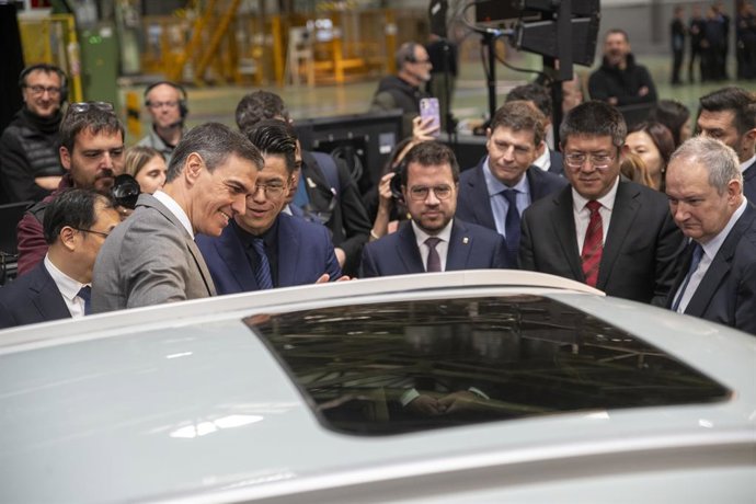 Archivo - El presidente del Gobierno, Pedro Sánchez (i), prueba un coche eléctrico durante el acto de la firma del acuerdo entre Ebro y Chery para construir coches eléctricos en la antigua fábrica de Nissan, a 19 de abril de 2024, en Barcelona, Cataluny