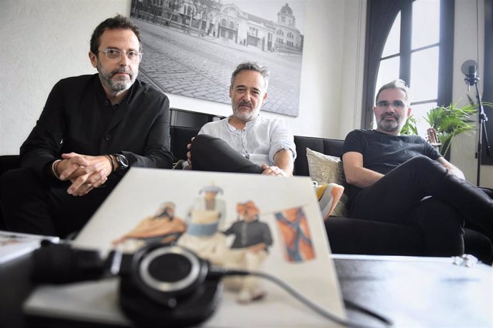 Los miembros de la banda Love of Lesbian Oriol Bonet, Santi Balmes y Jordi Roig durante una entrevista con Europa Press por el lanzamiento de su álbum 'Ejército de salvación'. En las oficinas de Warner Music en Madrid.