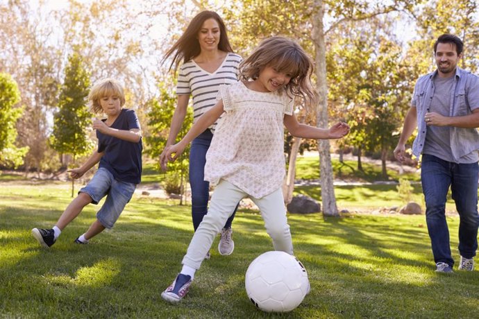 Archivo - El juego en exterior en niños pequeños aporta grandes beneficios a los más pequeños.