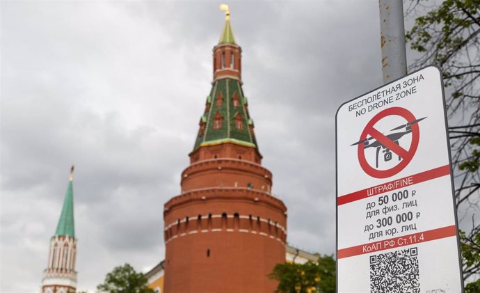 Archivo - Una señal de "Zona prohibida para drones" cerca del Kremlin en Moscú, Rusia (archivo)