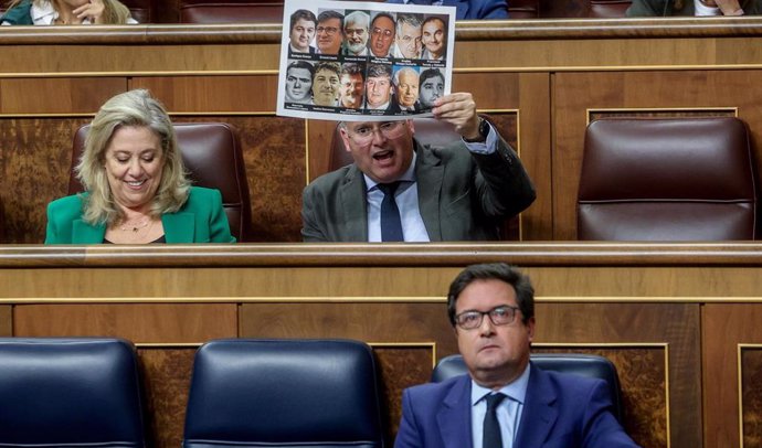 (I-D) La diputada del PP Macarena Montesinos; el portavoz del PP en el Congreso, Miguel Tellado; y el ministro para la Transformación Digital y de la Función Pública, Óscar López Águeda, durante una sesión de control al Gobierno, en el Congreso de los Dip