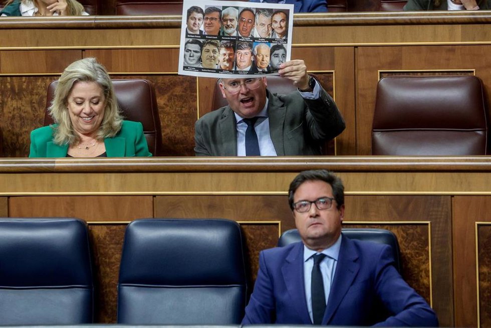 (I-D) La diputada del PP Macarena Montesinos; el portavoz del PP en el Congreso, Miguel Tellado; y el ministro para la Transformación Digital y de la Función Pública, Óscar López Águeda, durante una sesión de control al Gobierno, en el Congreso de los D