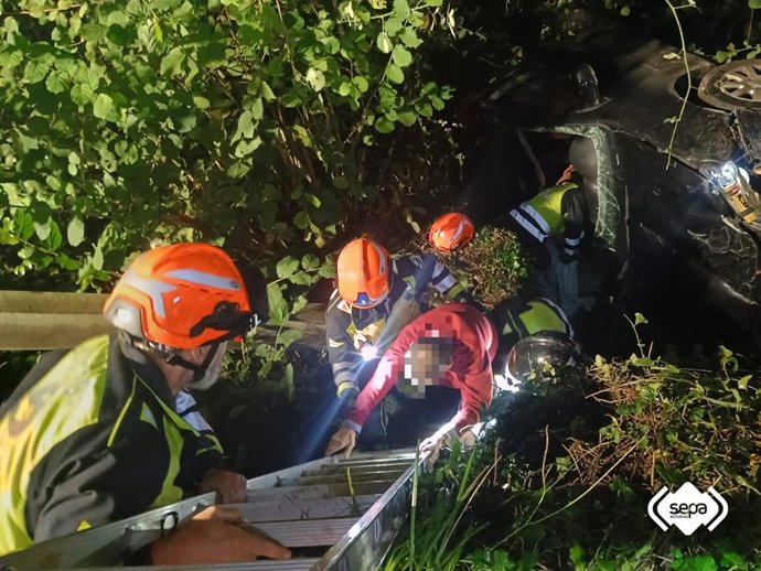 Herido el conductor de un vehículo tras salirse de la vía y caer por un desnivel, en Amieva.