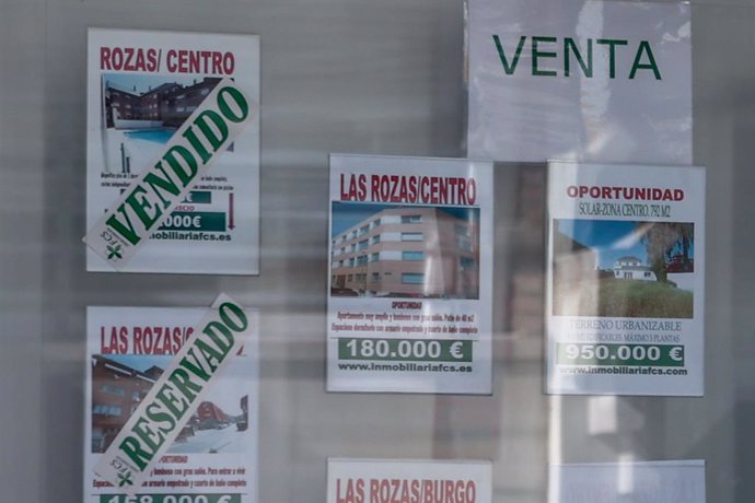 Archivo - Escaparate de anuncios de viviendas, a 4 de agosto de 2023, en Madrid (España). La compraventa de vivienda en España disminuye un 6,4% interanual por el retroceso de las operaciones sobre los inmuebles usados, según el Instituto Nacional de Esta