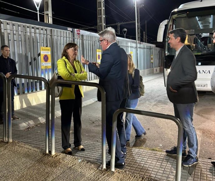 La portavoz del Govern y consellera de Territorio, Vivienda y Transición Ecológica, Sílvia Paneque,  junto al director de Rodalies, Antonio Carmona