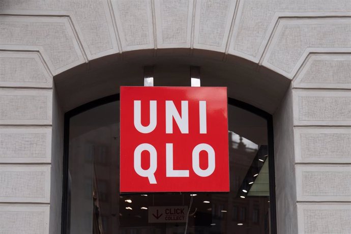 Archivo - Letrero de la tienda Uniqlo en el Paseo de Gracia en Barcelona, a 15 de enero de 2024, en Barcelona, Catalunya (España). Según los datos recabados por la consultora Savills, el paseo de Gràcia es la calle más cara de España por estar llena de ma