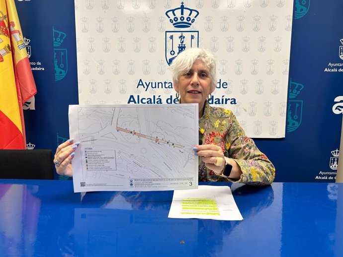 La delegada de Monumento Natural, Medioambiente y Sostenibilidad del Ayuntamiento de Alcalá, Luisa Campos, muestra un plano del proyecto.