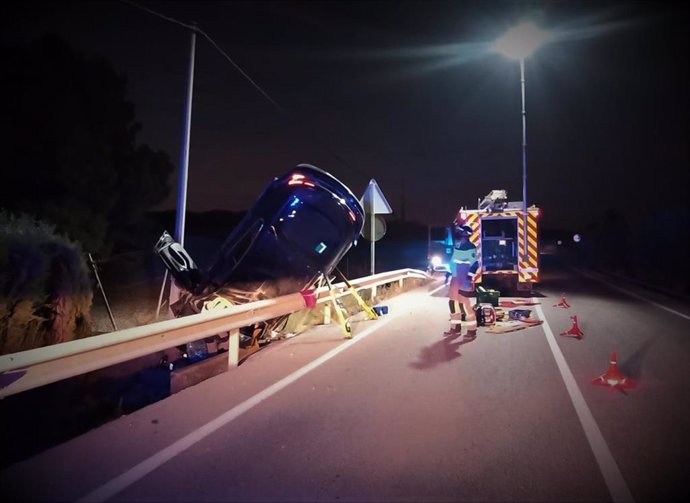 Herido un conductor al salirse de la vía y volcar en una carretera de Totana (Murcia)