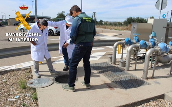 Imagen de una alcantarilla inspeccionada por la Guardia Civil