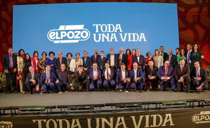 Imagen de los premiados por El Pozo Alimentación durante la Gala de Premios 'Toda una Vida' y miembros de la familia Fuertes.