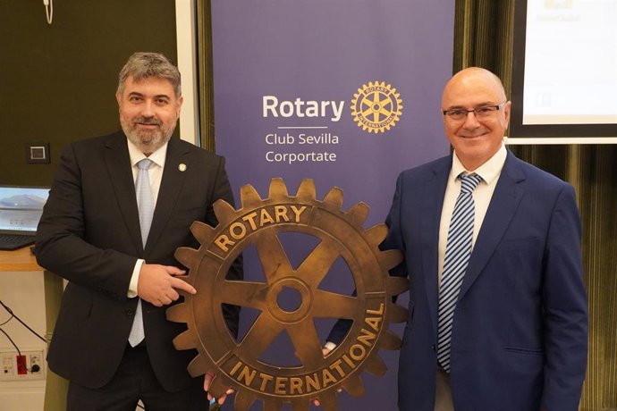 El presidente de Rotary Club Sevilla Corporate, Rafael Jimenez, junto al urologo Natalio Cruz.
