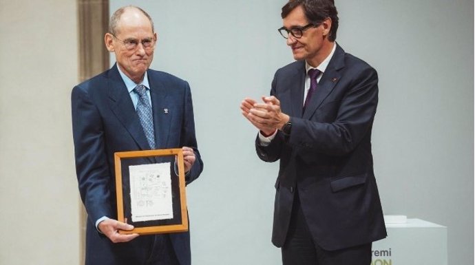 El presidente catalán Illa entrega el premio Ramon Margalef a Carlos M. Herrera.