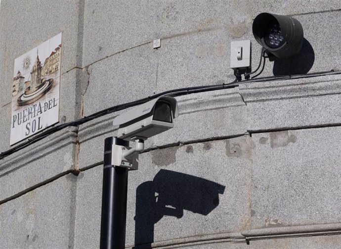 Archivo - Cámara de vigilancia instalada en las inmediaciones de la Puerta del Sol, a 2 de febrero de 2024, en Madrid (España).