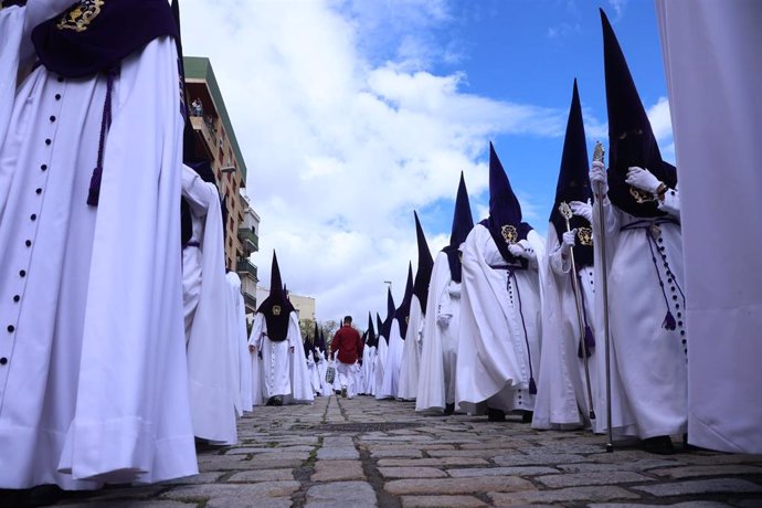 Archivo - Imagen de archivo de nazarenos en una procesión en Sevilla 