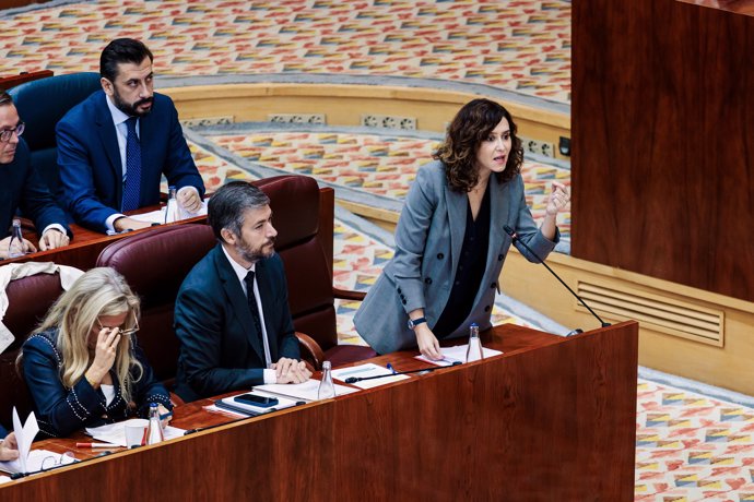 La presidenta de la Comunidad de Madrid, Isabel Díaz Ayuso, interviene durante un pleno en la Asamblea de Madrid, a 10 de octubre de 2024, en Madrid (España).