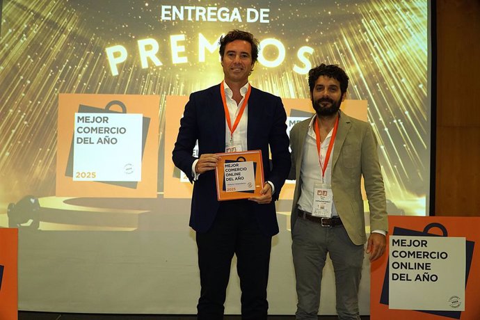 Antonio Campos, CEO de Farmaciasdirect, recogiendo el premio