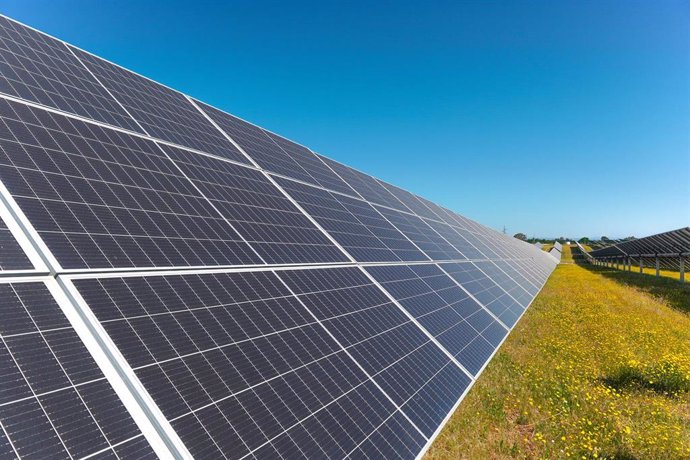 Archivo - GRS construye para Everwood Capital un clúster fotovoltaico de 167 MW en Sevilla