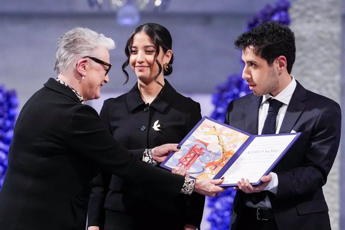 Archivo - 10 December 2023, Norway, Oslo: Berit Reiss-Andersen (L), Head of the Nobel Peace Prize, presents Ali and Kiana Rahmani with the certificate during the award ceremony for the 2023 Nobel Peace Prize at Oslo City Hall. Ali and Kiana accept the Nob