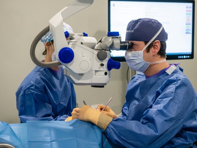 Archivo - Operación de cataratas en el Instituto Oftalmológico Fernández-Vega.