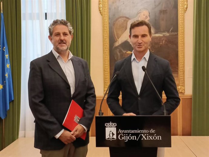 Rueda de prensa del concejal de Relaciones Institucionales del Ayuntamiento de Gijón, Jorge González - Palacios, acompañado del director de la Concejalía, Diego Losada.