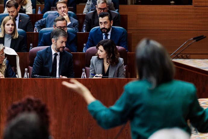 El ministro de la Presidencia de la Comunidad de Madrid, Miguel Ángel García y la presidenta de la Comunidad de Madrid, Isabel Díaz Ayuso, durante un pleno en la Asamblea de Madrid, a 10 de octubre de 2024, en Madrid (España).