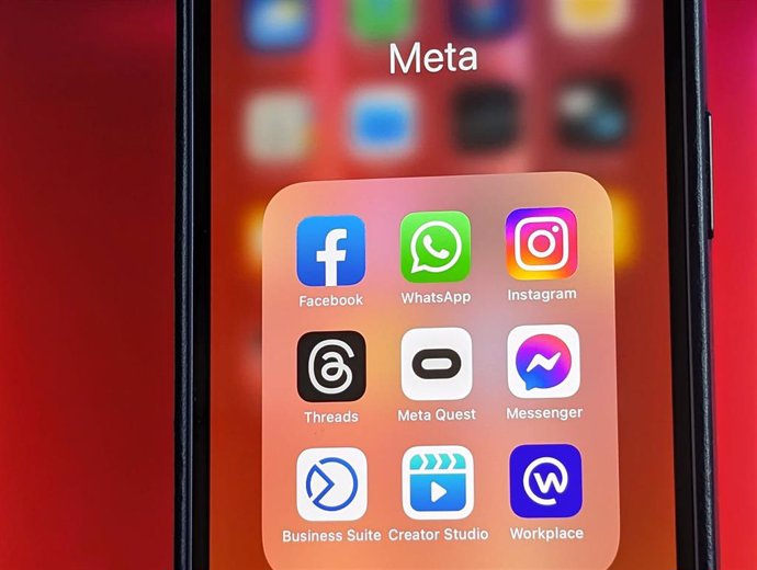 Archivo - FILED - 06 July 2023, Berlin: The Facebook, WhatsApp, Instagram, Threads, Meta Oculus, Facebook Messenger, Meta Business Suite, Meta Crestor Studio and Meta Workplace apps from Facebook's Meta are pictured on an iPhone. 