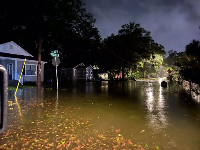 10 October 2024, US, St. Petersburg: Hurricane Milton brings floodwater to the Fruitland Heights neighborhood southwest of downtown St. Petersburg early on the morning. Photo: Tampa Bay Times/Tampa Bay Times/ZUMA Press Wire/dpa