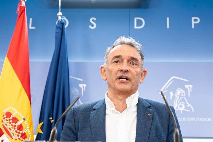 El diputado de Sumar Enrique Fernando Santiago Romero durante una rueda de prensa